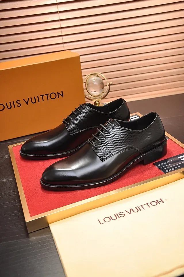 Louis Vuitton Chaussures Oxford Cap-Toe en Cuir Patenté et Texturé Noir 4
