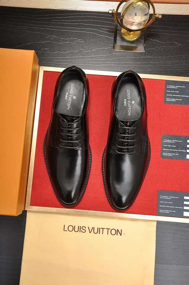 Louis Vuitton Chaussures Oxford Cap-Toe en Cuir Patenté et Texturé Noir 5