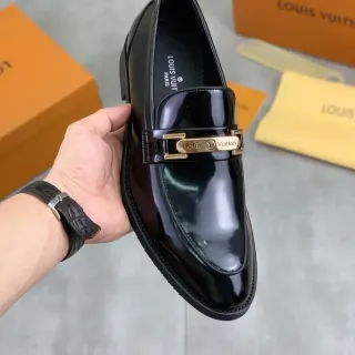 Louis Vuitton काला पेटेंट लेदर बकल लोफर