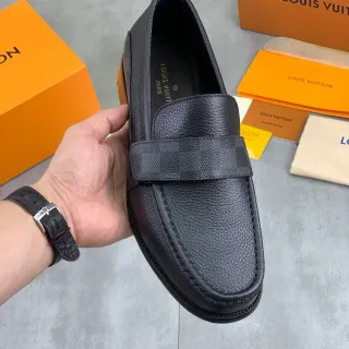 路易威登黑色粒面皮革带乐福鞋