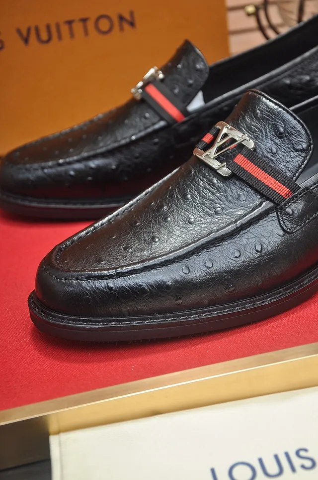 Louis Vuitton Noir Rouge Cuir d'autruche embossé Métal LV Boucle Loafer 2