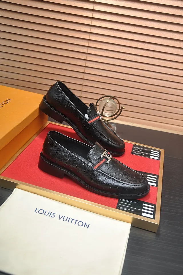 Louis Vuitton Noir Rouge Cuir d'autruche embossé Métal LV Boucle Loafer 4