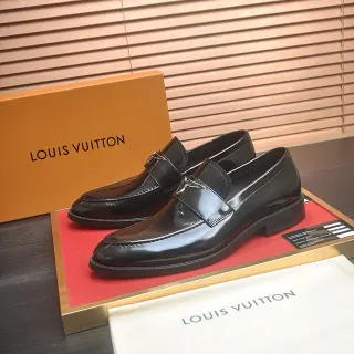 Louis Vuitton 黑色银色光泽专利皮马衔扣乐福鞋