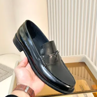 Louis Vuitton 黑色银色光泽漆皮方头乐福鞋