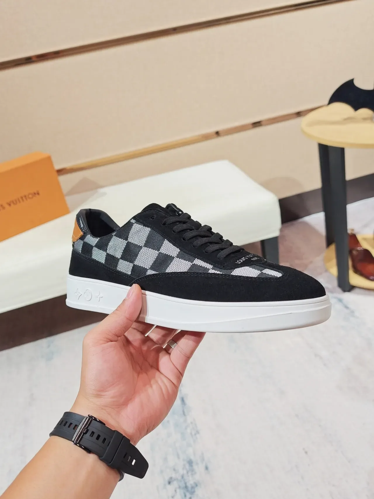 Louis Vuitton Sneakers Low-Top Suede e Damier Check Preto Branco Textil Lifestyle 4