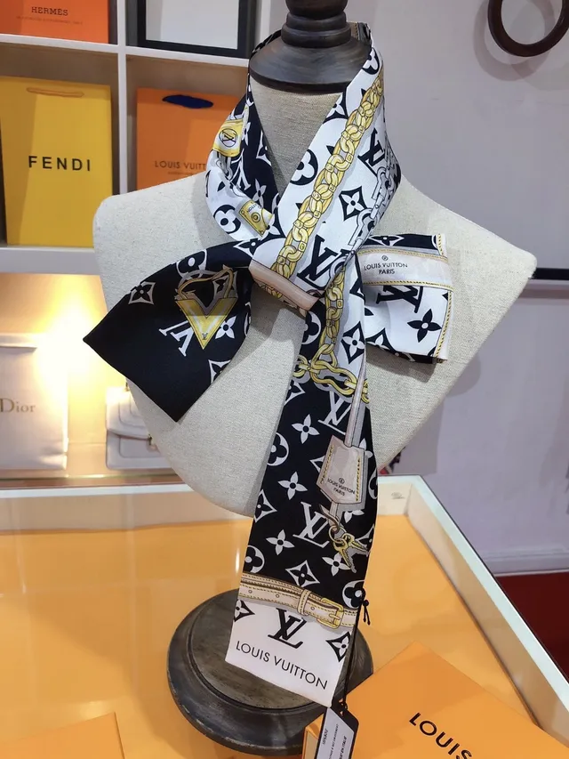 Louis Vuitton Noir et Blanc Motif Chaîne Imprimé Monogramme Écharpe de soie 2