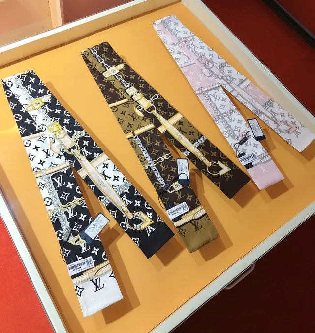 Louis Vuitton Noir et Blanc Motif Chaîne Imprimé Monogramme Écharpe de soie 7