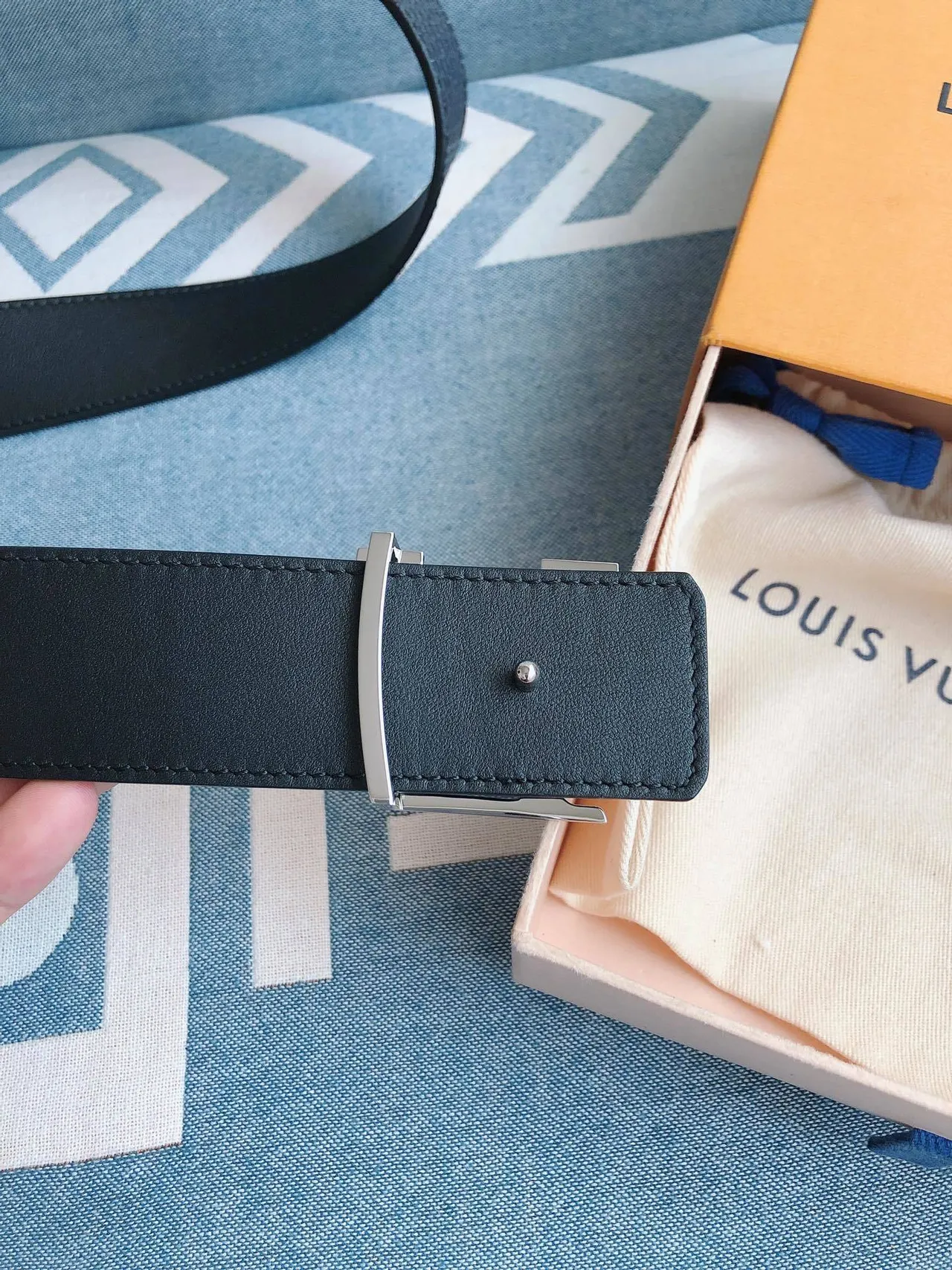 Louis Vuitton Blue Silver Textured LV Monogram Buckle Leather Belt 5