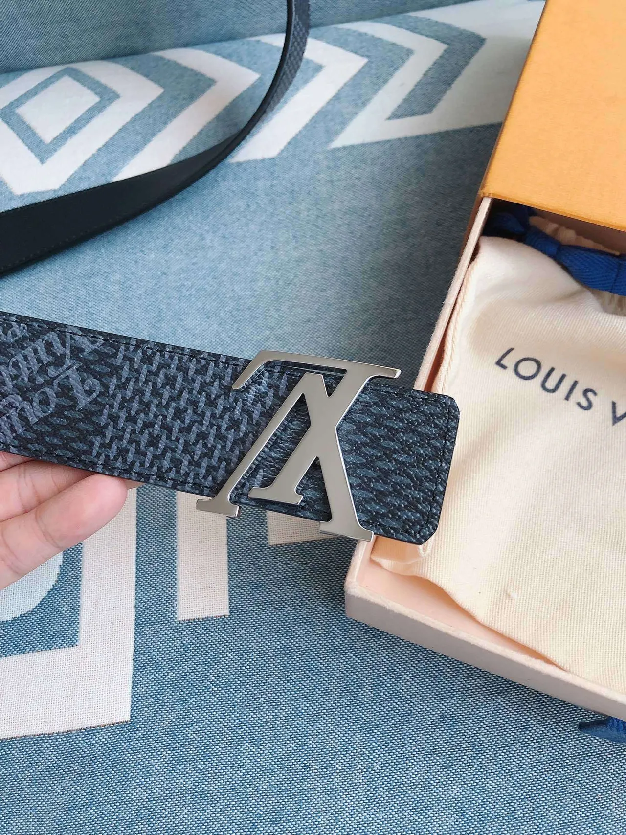 Louis Vuitton Blue Silver Textured LV Monogram Buckle Leather Belt 6