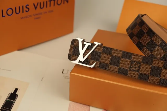 Louis Vuitton Cinto de couro Marrom Bege Damier Ebène Lona xadrez fivela prata polida tom prata LV 2
