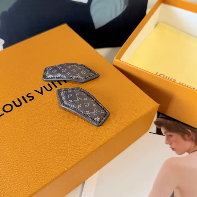 Louis Vuitton Brown Beige Monogrammed Leather Asymmetrical Diamond-Shaped Jewelry 4