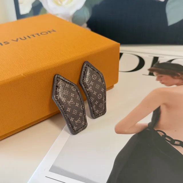 Louis Vuitton Brown Beige Monogrammed Leather Asymmetrical Diamond-Shaped Jewelry 8