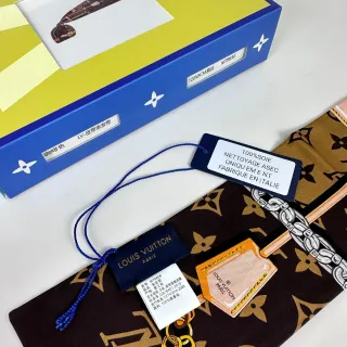 Louis Vuitton 棕金色印花丝绸围巾