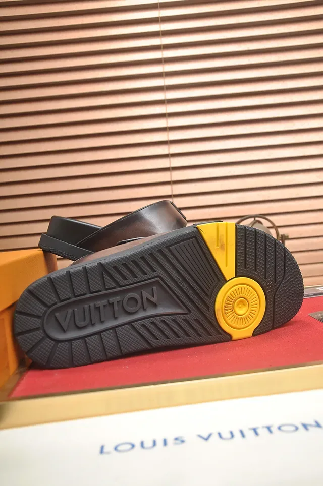 Louis Vuitton Sandálias Slide Fivela Marrom Couro Casual 3