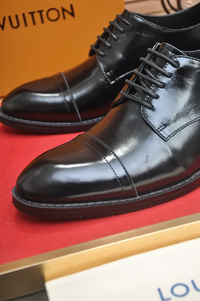 Louis Vuitton Sapatos Oxford de Couro Preto Polido com Ponta de Gorra 2