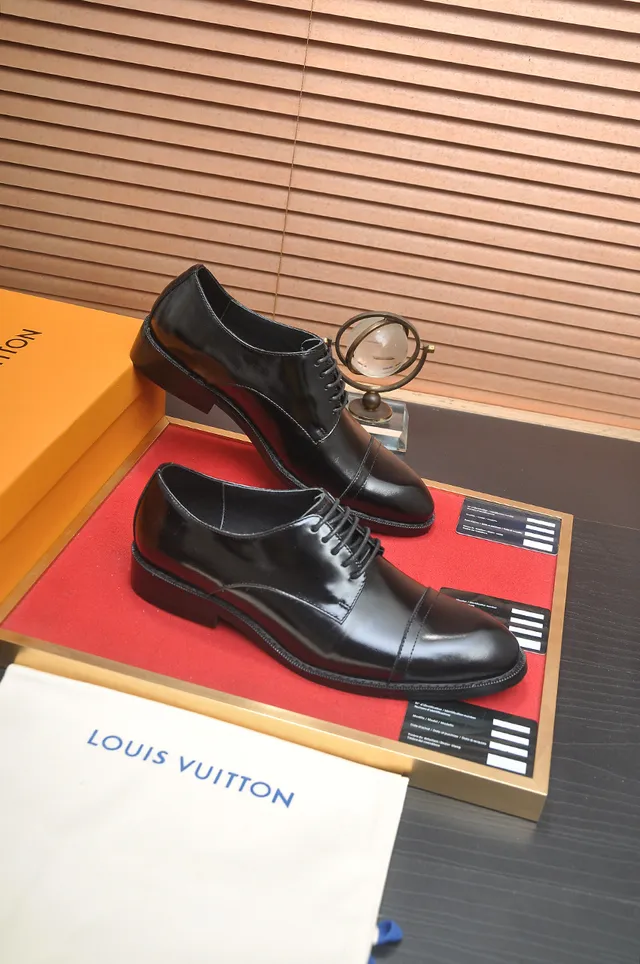 Louis Vuitton Sapatos Oxford de Couro Preto Polido com Ponta de Gorra 4