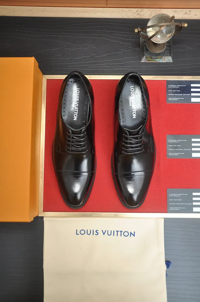 Louis Vuitton Sapatos Oxford de Couro Preto Polido com Ponta de Gorra 5