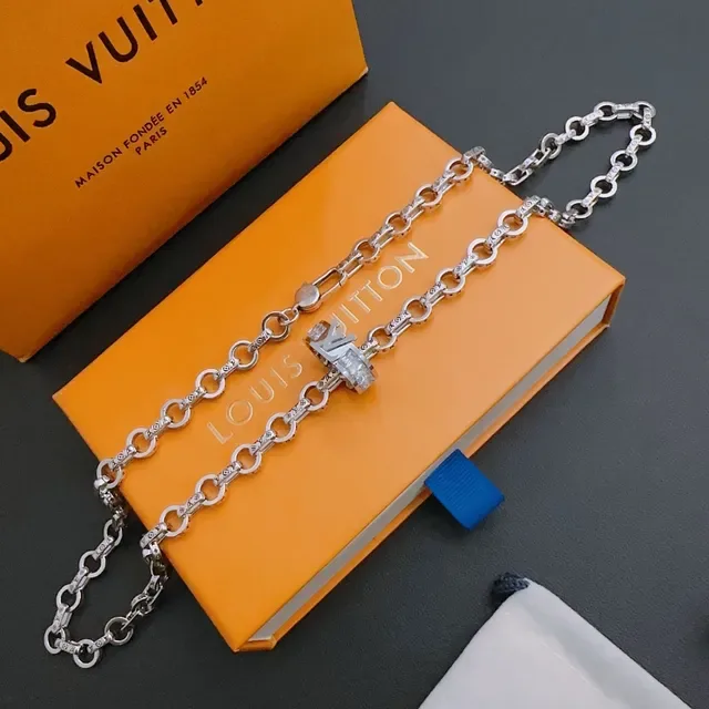 Louis Vuitton Chain Reaction Monogram-Engraved Crystal Pendant Necklace 6