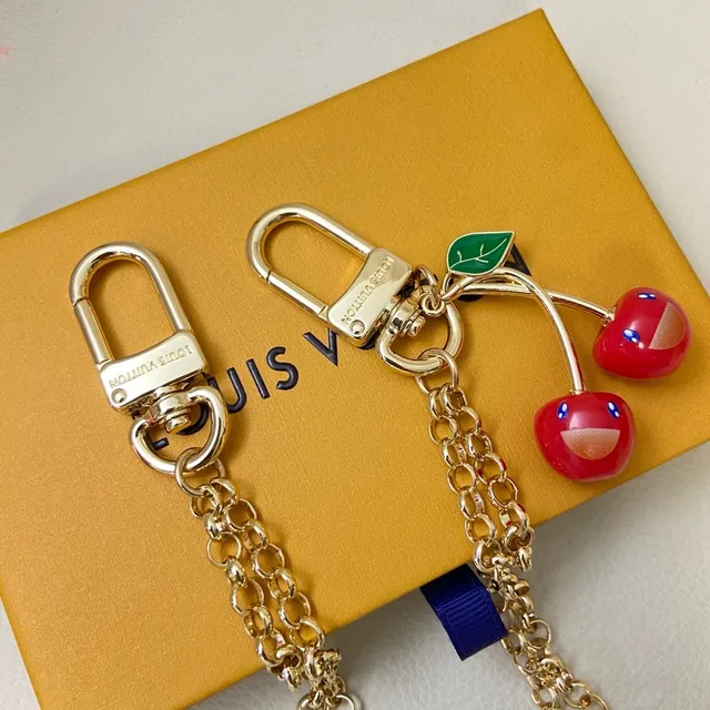 Sangle de Pendentif Cherry Charm Louis Vuitton Or Rouge Double Chaîne LV Monogram pour Sac à Main 2