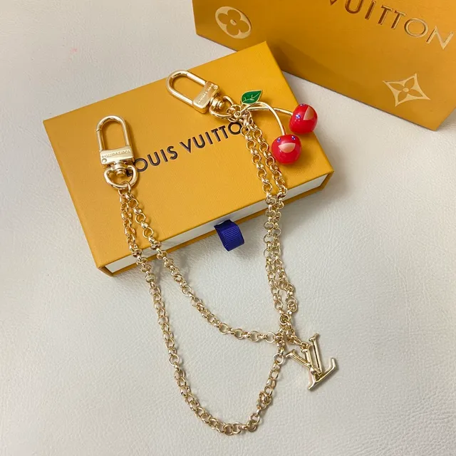 Sangle de Pendentif Cherry Charm Louis Vuitton Or Rouge Double Chaîne LV Monogram pour Sac à Main 3