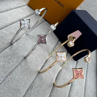 Louis Vuitton Pulsera Floral Plata y Oro Pulsera Abierta Motivo Cuatrohojas Pulsera