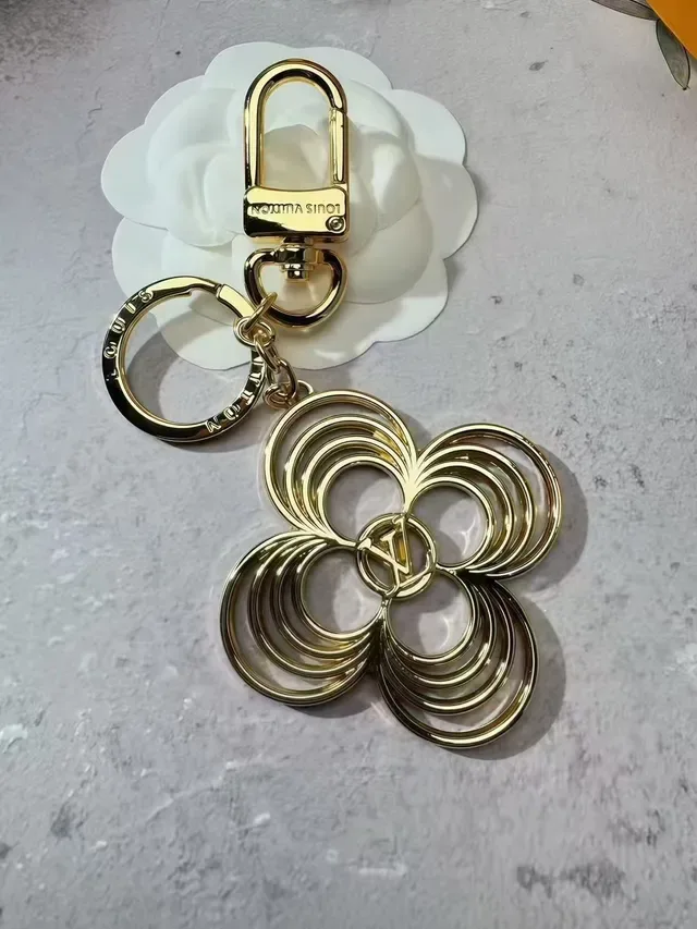 Louis Vuitton Flower Key Holder Gold Metal Quatrefoil Floral Motif Bracelet 3