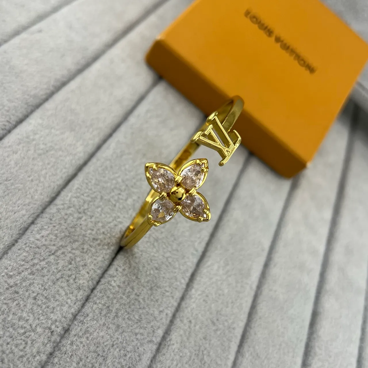 Louis Vuitton Gold Silver Open-Band Floral Crystal Cluster Ring 3