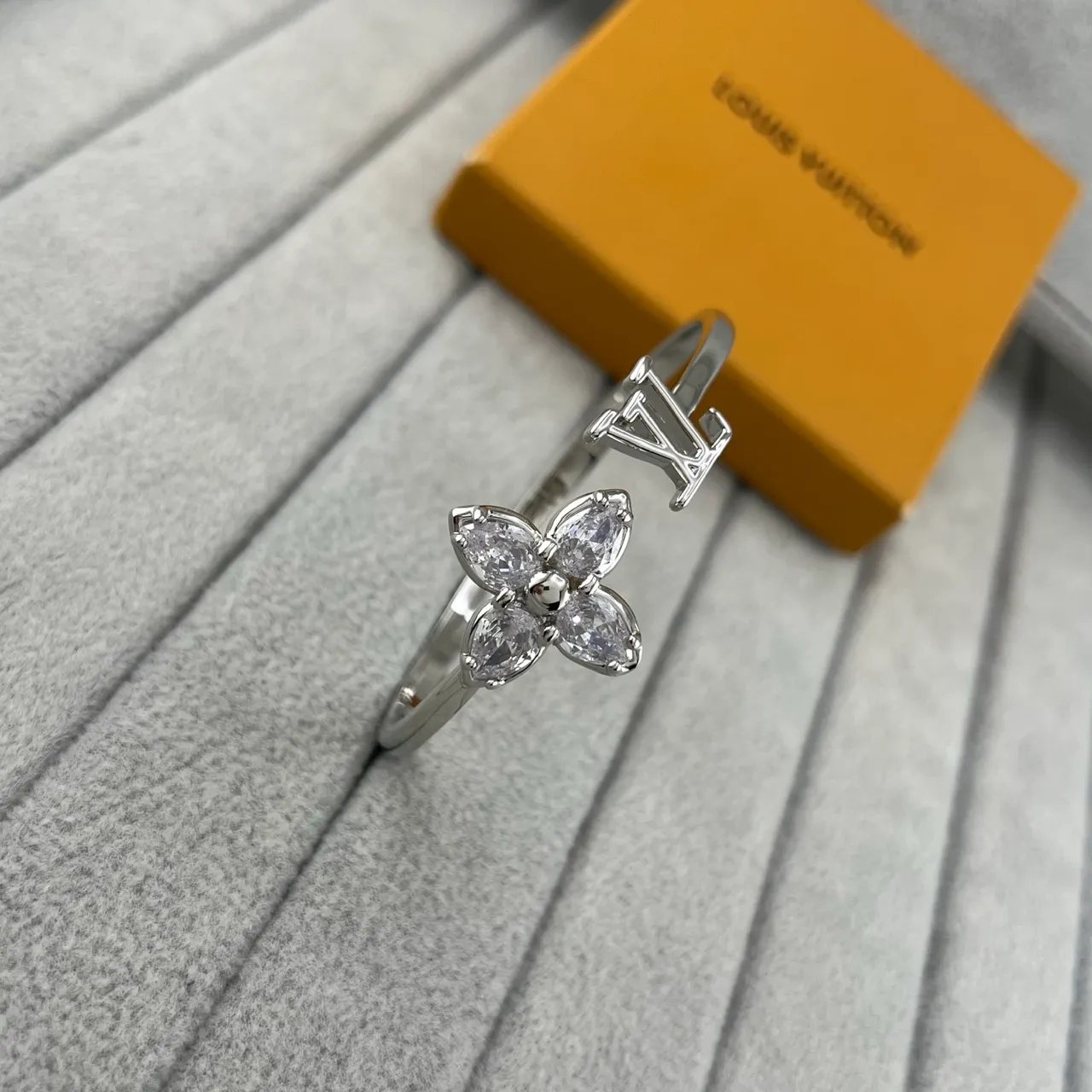 Louis Vuitton Gold Silver Open-Band Floral Crystal Cluster Ring 4