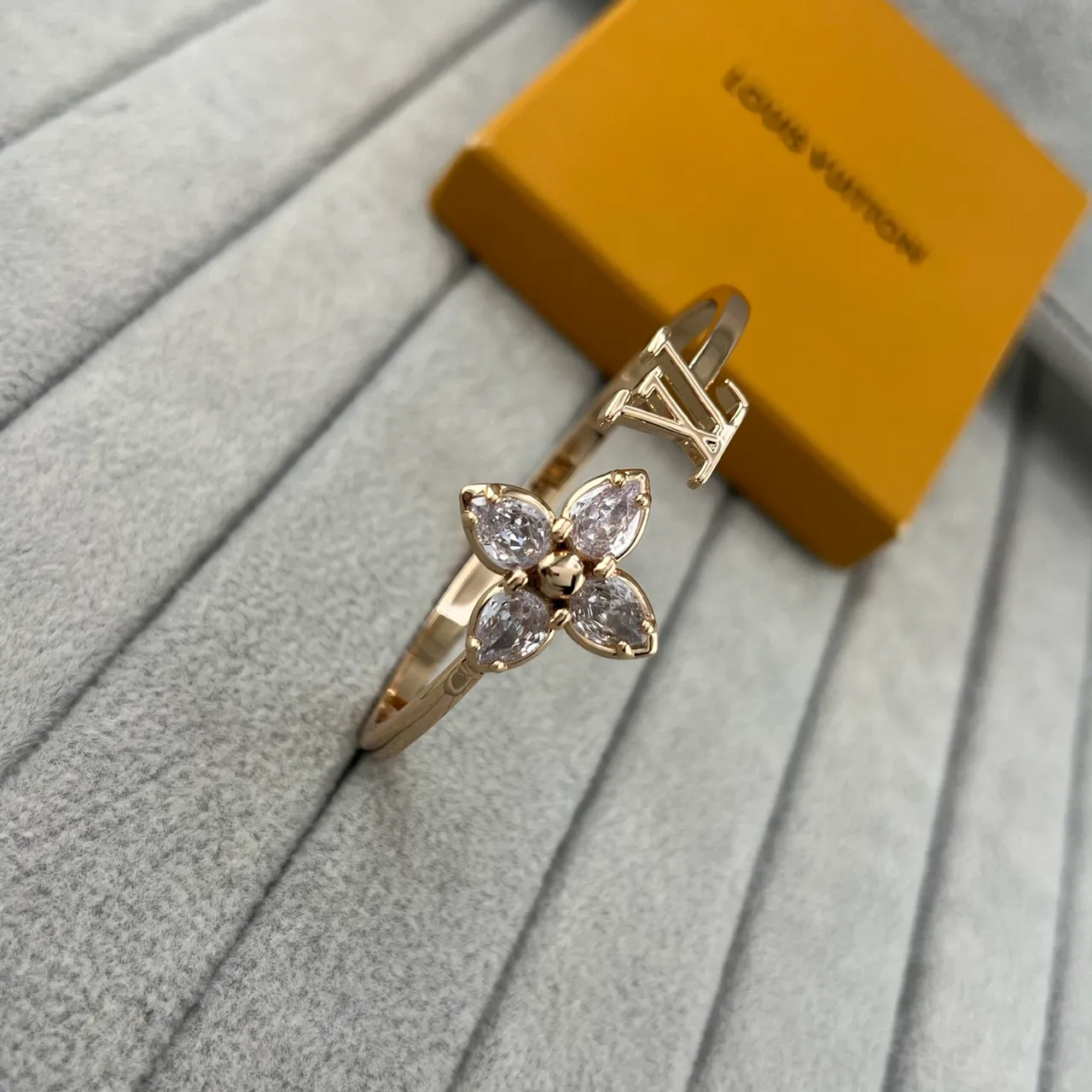 Louis Vuitton Gold Silver Open-Band Floral Crystal Cluster Ring 5