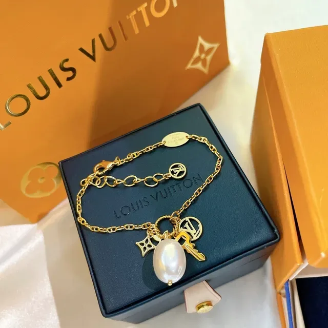 Louis Vuitton Gold White Chain Baroque Pearl Pendant Bracelet 4