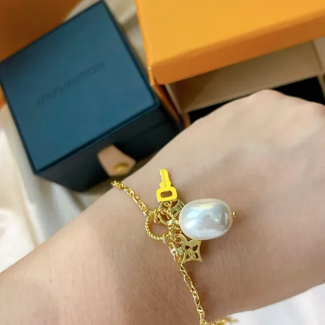 Louis Vuitton Gold White Chain Baroque Pearl Pendant Bracelet 5