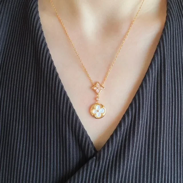 Collier Louis Vuitton Chaîne Dorée Blanche Nacre Fleurs Quadrifoliées 8