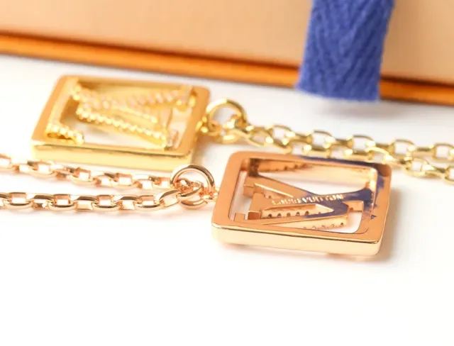Louis Vuitton Gold White Curb Chain Square Pendant Necklace 5