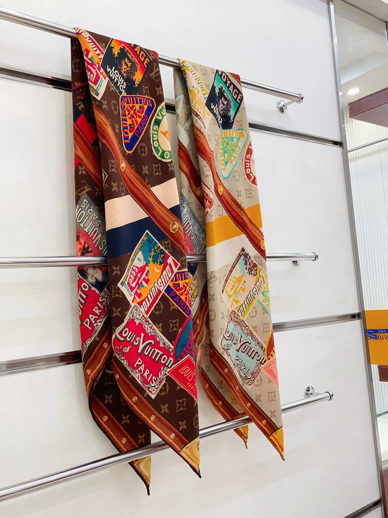 Louis Vuitton গ্রাফিক প্রিন্ট মোনোগ্রাম সিল্ক স্কার্ফ 3