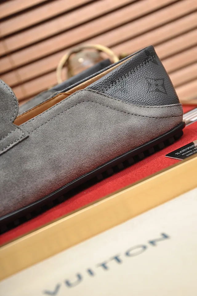 Louis Vuitton loafers en daim gris monogram 2