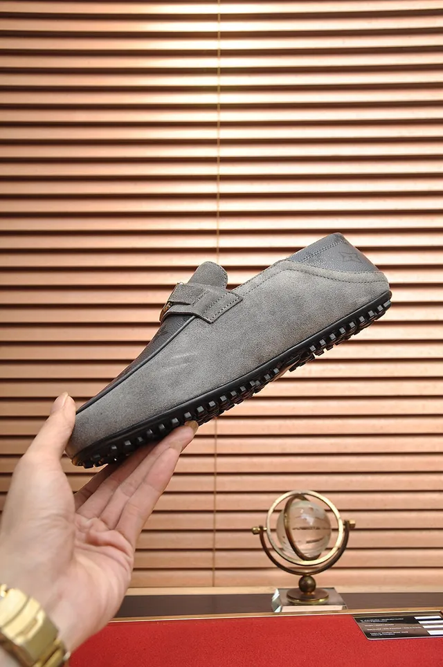 Louis Vuitton loafers en daim gris monogram 4