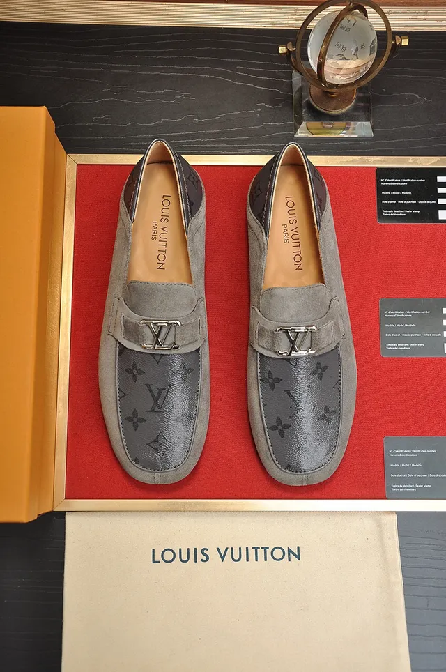 Louis Vuitton loafers en daim gris monogram 9
