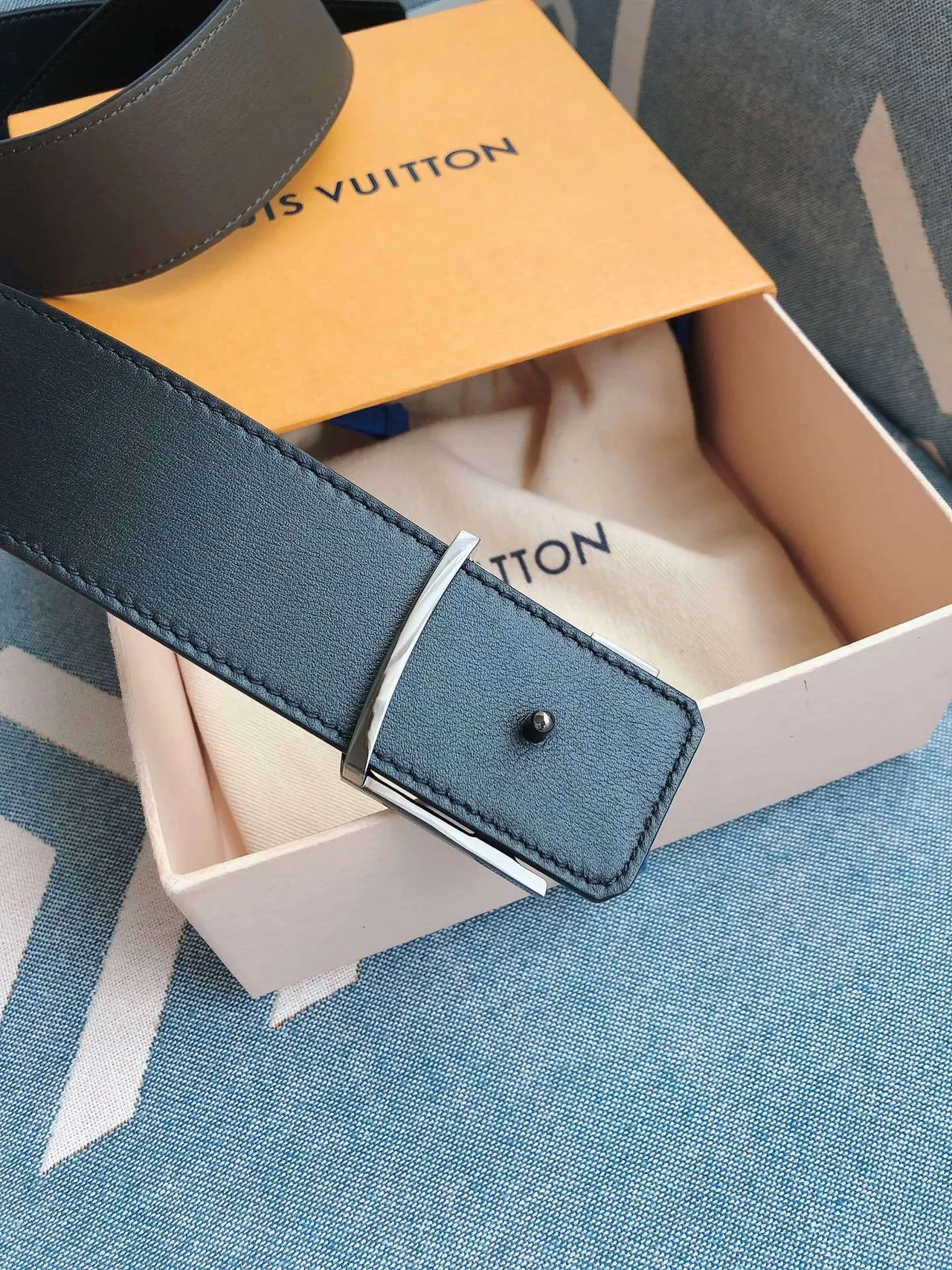 Louis Vuitton Gray Silver Reversible Oversized LV Monogram Buckle Leather Belt 6