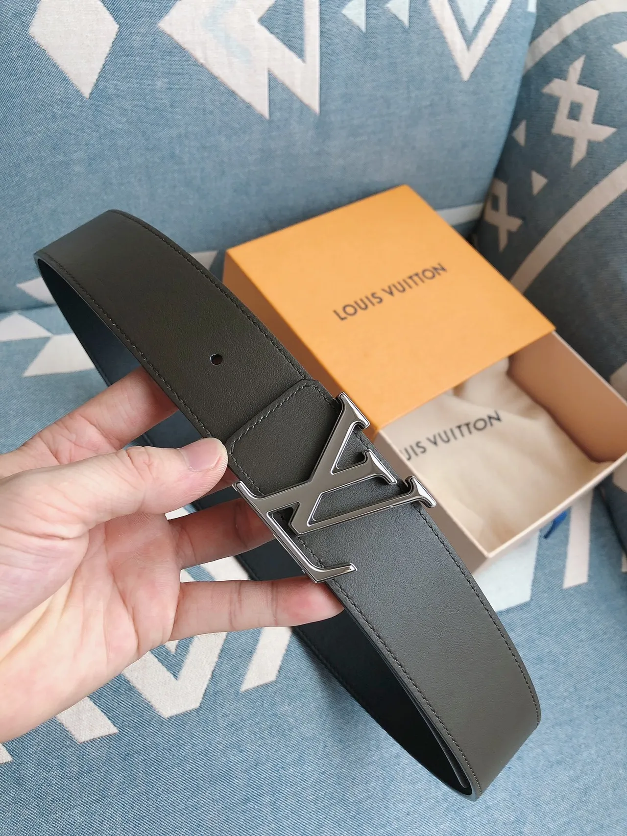 Louis Vuitton Gray Silver Reversible Oversized LV Monogram Buckle Leather Belt 9