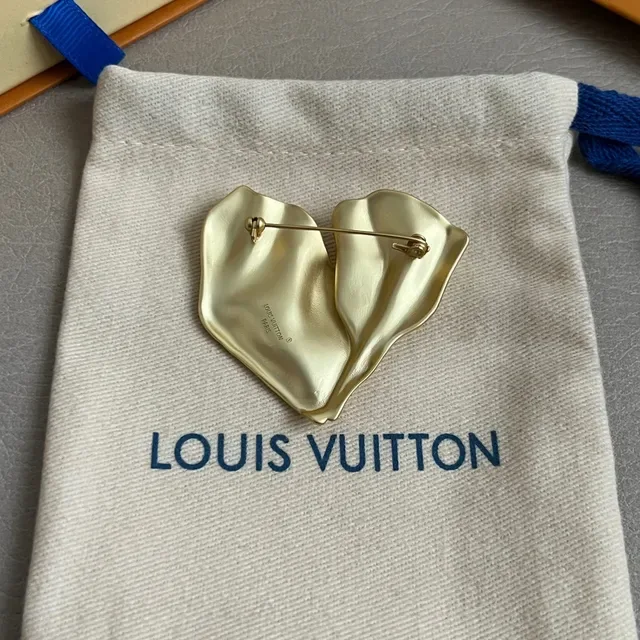 Louis Vuitton Heart-Shaped Crumpled Gold Monogram Ring 3