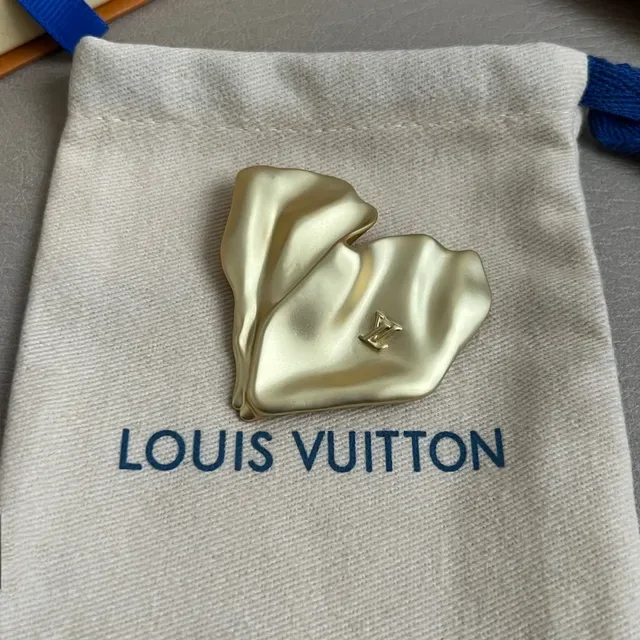 Louis Vuitton Heart-Shaped Crumpled Gold Monogram Ring 4