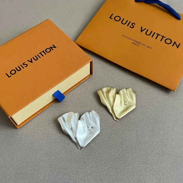 Louis Vuitton Heart-Shaped Crumpled Gold Monogram Ring 5
