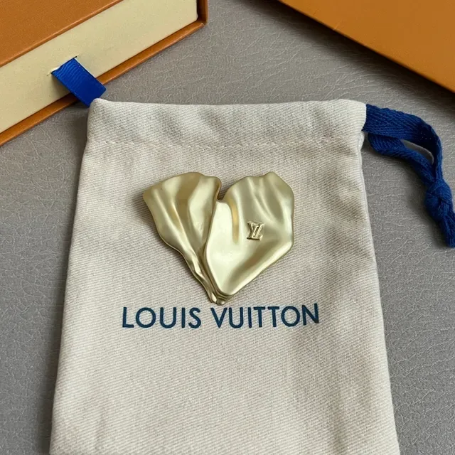 Louis Vuitton Heart-Shaped Crumpled Gold Monogram Ring 6
