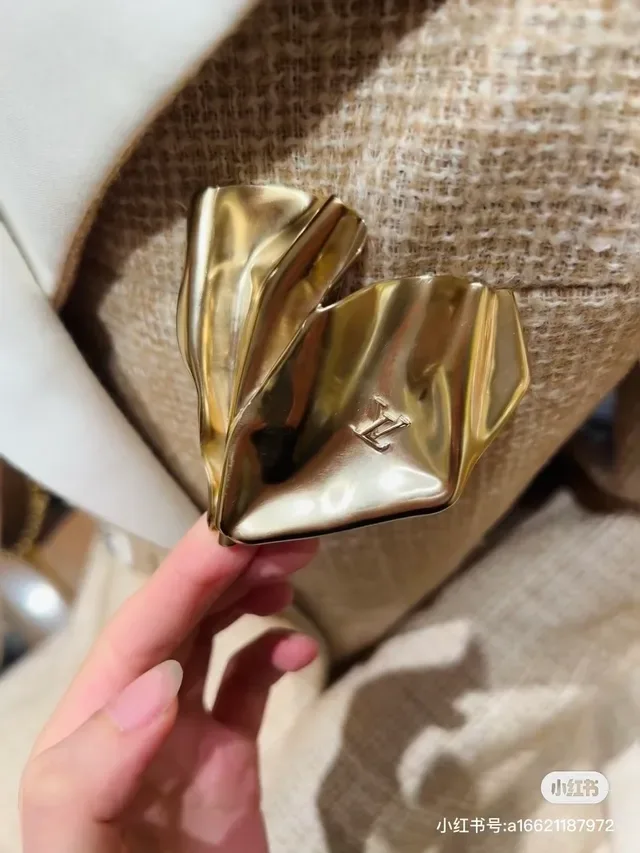 Louis Vuitton Heart-Shaped Crumpled Gold Monogram Ring 8