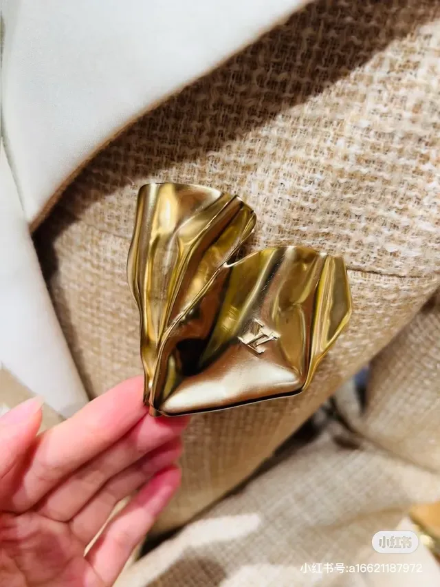Louis Vuitton Heart-Shaped Crumpled Gold Monogram Ring 9