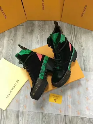 Louis Vuitton Le Cagole Boot Bottines noires vertes roses en peau de serpent 2