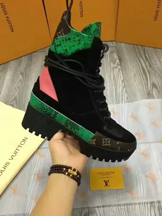 Louis Vuitton Le Cagole Boot Bottines noires vertes roses en peau de serpent 3