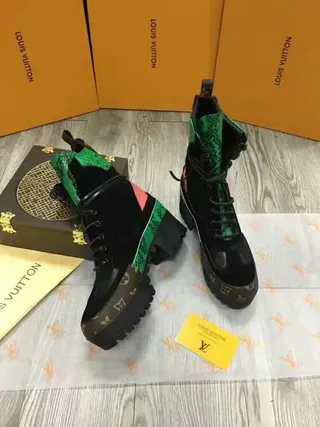 Louis Vuitton Le Cagole Boot Bottines noires vertes roses en peau de serpent 4