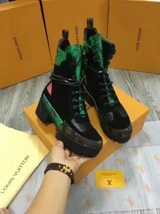 Louis Vuitton Le Cagole Boot Bottines noires vertes roses en peau de serpent 5