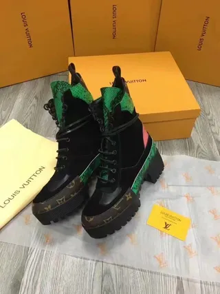 Louis Vuitton Le Cagole Boot Bottines noires vertes roses en peau de serpent 6